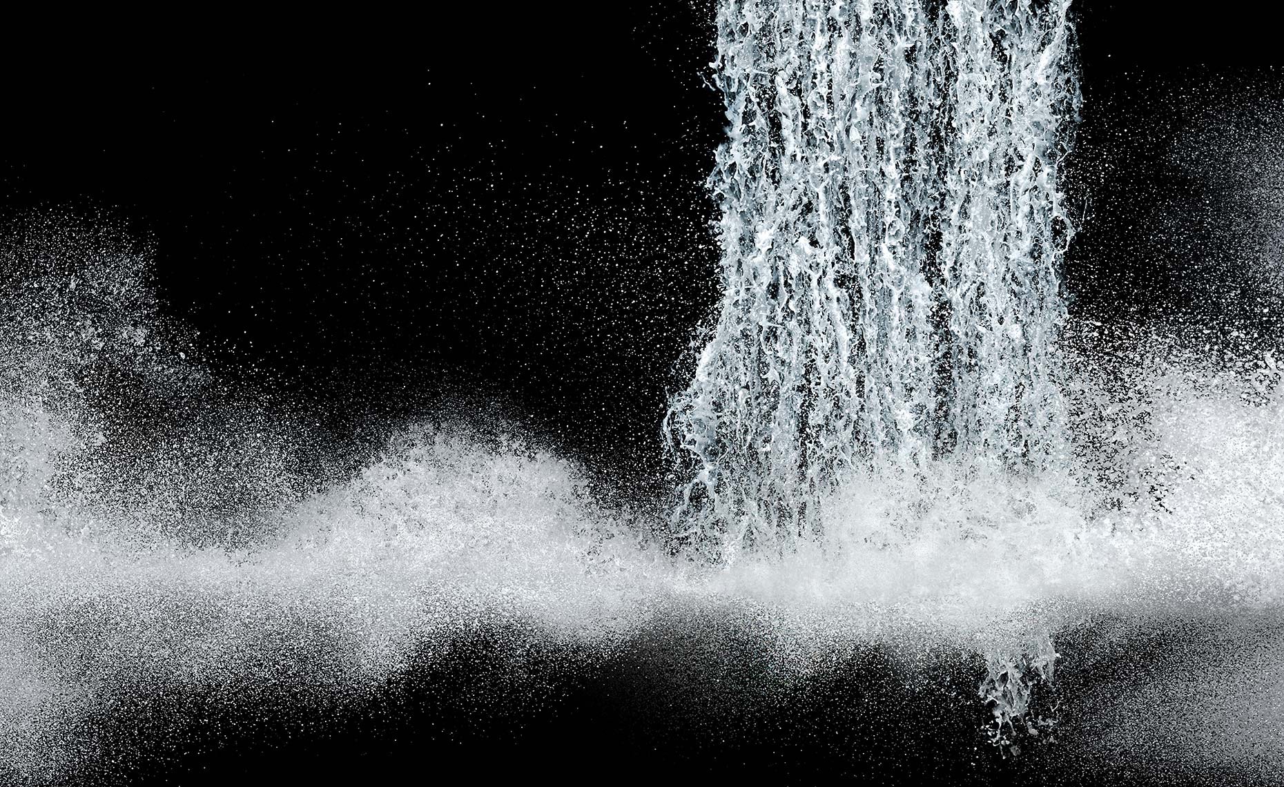 Waterfall in the dark - Exhibition - Marc Wuchner BFF Professional - Stills -  Produktfotografie Frankfurt